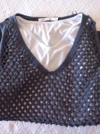 Chaleco de punto gris con camiseta blanca