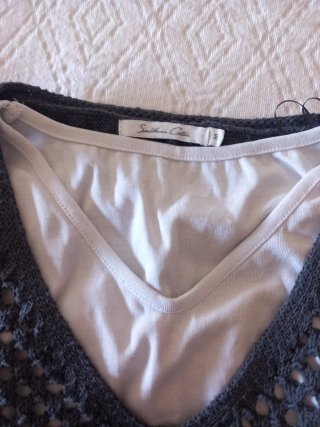 Chaleco de punto gris con camiseta blanca