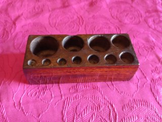 Taco de madera antiguo para pesas de báscula