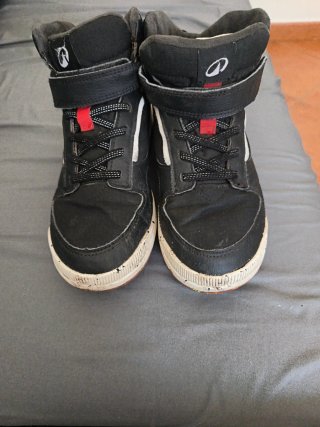 Deportivas altas negras y blancas