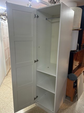 Armario blanco de madera