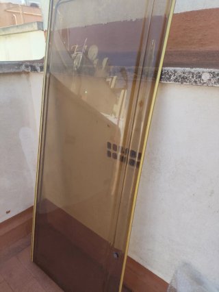 Ventana para caravana con marco dorado