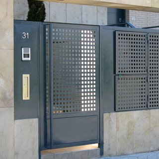 Puerta peatonal exterior de acero perforado - 179€