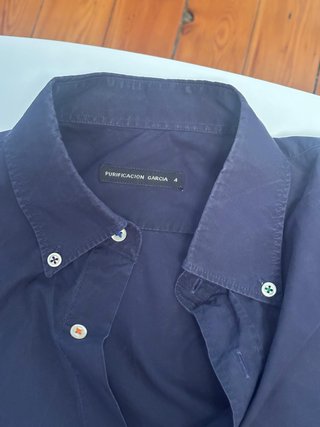 Camisa Purificación García azul con detalle rojo