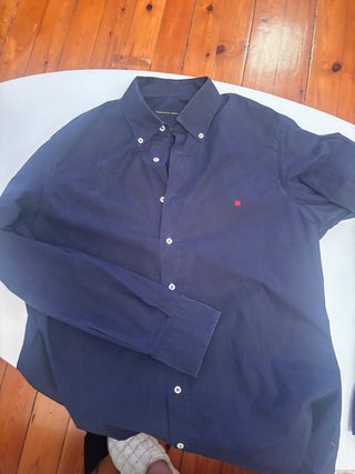 Camisa Purificación García azul con detalle rojo