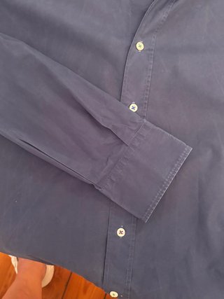 Camisa Purificación García azul con detalle rojo