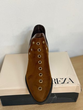 Botines cowboy tachuelas camel talla 38