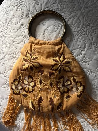 Bolso de fiesta con flecos y bordados