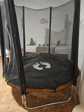 Trampolín con red de seguridad.