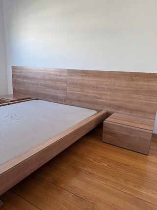 Dormitorio con Estructura de Cama y Mesitas
