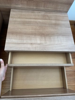 Dormitorio con Estructura de Cama y Mesitas