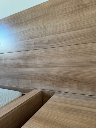 Dormitorio con Estructura de Cama y Mesitas