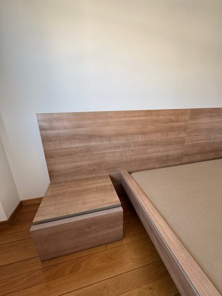 Dormitorio con Estructura de Cama y Mesitas