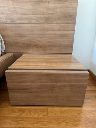 Dormitorio con Estructura de Cama y Mesitas