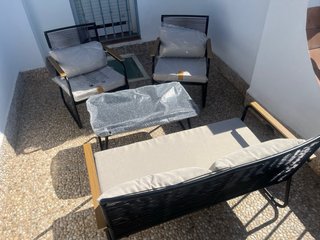 Set completo de 4 pieza ( mesa y los tres sillones