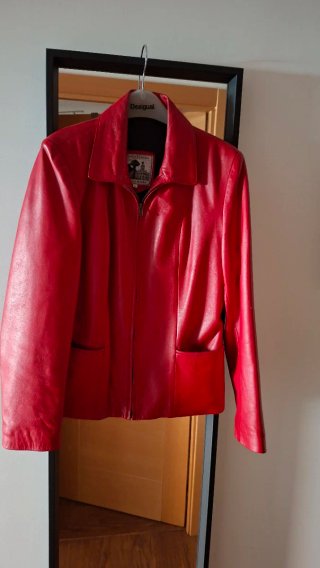 Chaqueta de piel roja