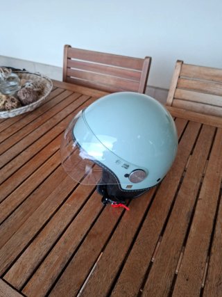 Casco Vespa Azul Claro con Visera