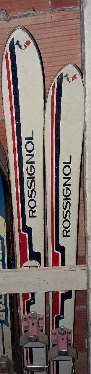 Esquís antiguos Rossignoll en buen estado.