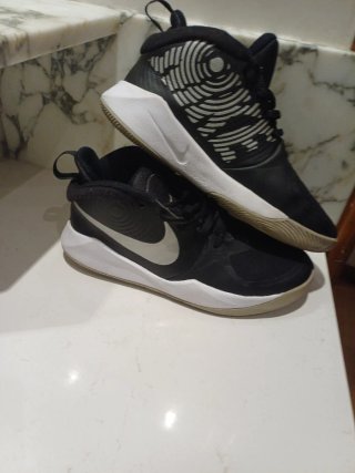 Zapatillas deportivas Nike negras y blancas