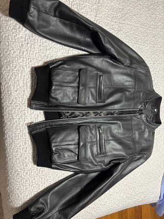 Cazadora de piel negra