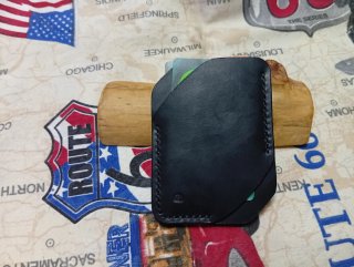 Tarjetero de cuero hecho a mano