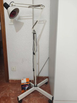 Lámpara con pie y bombillas de calor