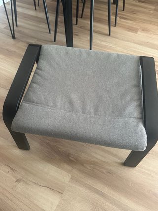 Reposapiés Ikea Poäng Negro y Gris