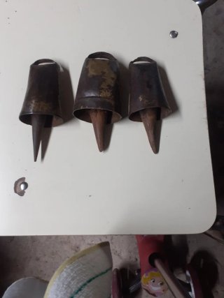 3 Cencerros Antiguos de Bronce y Cuero de 9 cm