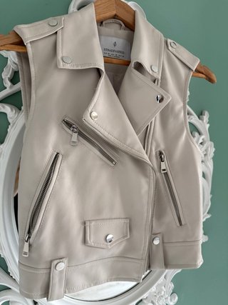 Chaleco efecto cuero Stradivarius beige