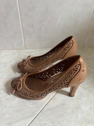Zapatos Mariamare camel cuero troquelados