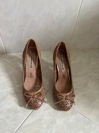 Zapatos Mariamare camel cuero troquelados