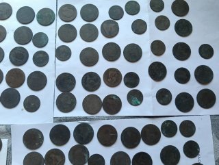 200 monedas antiguas de cobre están sin limpiar