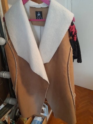Chaleco de cuero marrón con borreguillo
