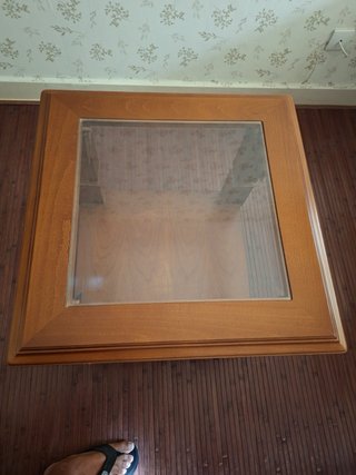 Mesa rústica de madera con cristal