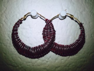 Aros punk granate con alambre plateado