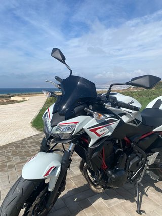 Kawasaki Z650 2022 Blanca y Roja