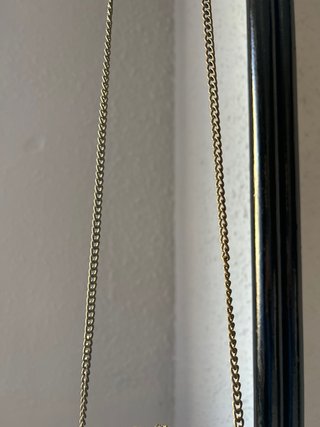 Bolso de bronce con cadena