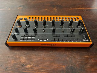Sintetizador Behringer Crave
