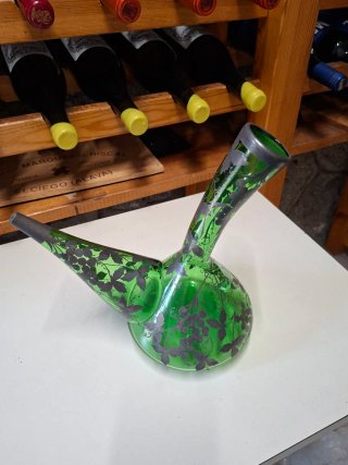 Porrón de cristal verde con diseño