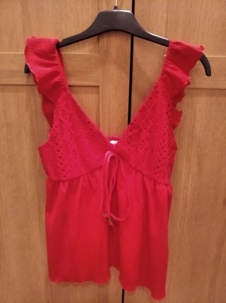 Camiseta roja con volantes