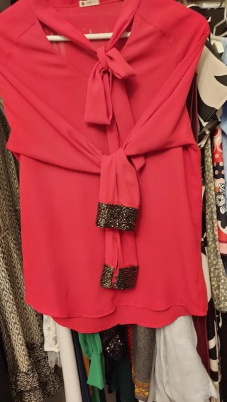 Blusa Roja con Lazo y Puños Decorados