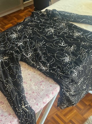 Blusa de fiesta negra con pedrería semi transparen