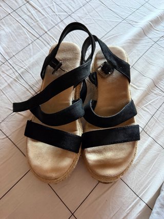 Sandalias cuña negras y beige