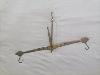 Balanza de brazo antigua de latón