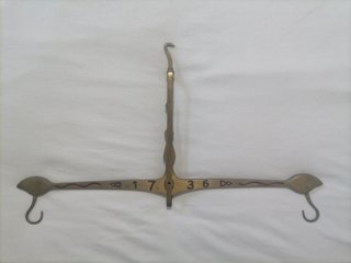 Balanza de brazo antigua de latón
