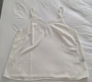 Camiseta de tirantes blanca con encaje