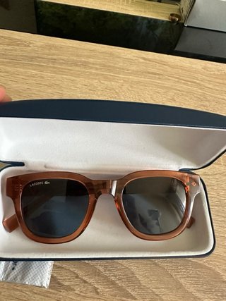 Gafas de sol Lacoste marrones y negras
