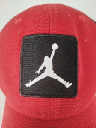 Gorra Jordan Roja y Negra