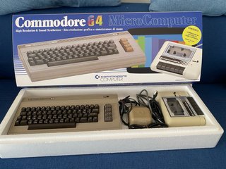 Commodore 64 con Datassette in box di fantasia