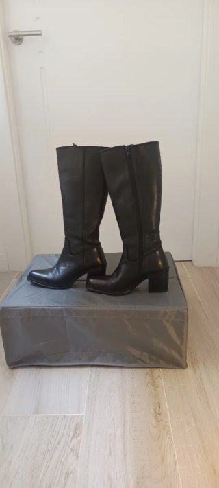 Botas altas de piel negras